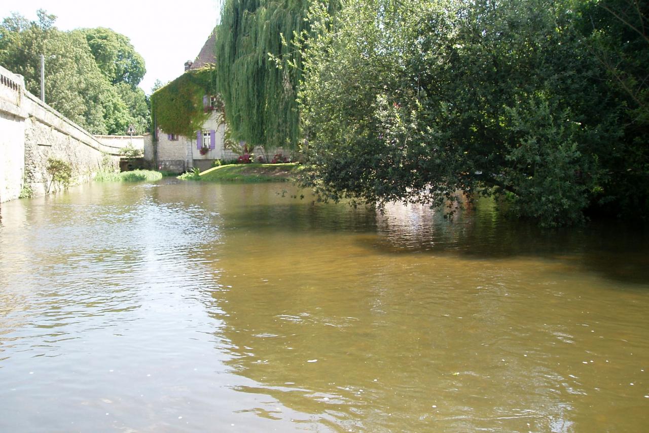 L'Eure_au_moulin_de_Loché_Ver-lès-Chartres_Eure-et-Loir_(France)